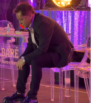 Leonardo chama atenção ao aparecer sem beberdurante show