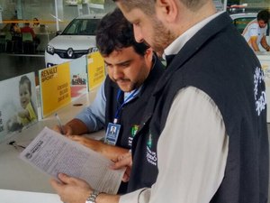 Procon fiscaliza concessionárias e autua quatro por propaganda enganosa 