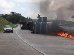 Capotamento na BR 101, em Novo Lino, provoca incêndio em carreta