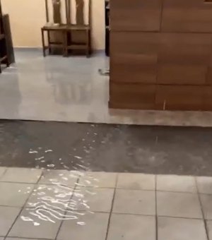 [Vídeo] Casa de radialista fica alagada após fortes chuvas em Arapiraca