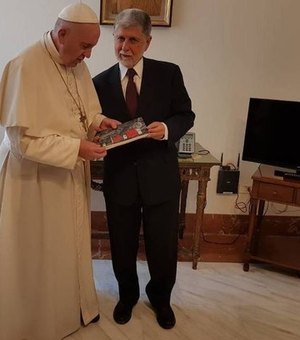 Papa Francisco abençoa ex-presidente Lula e escreve recado ao petista