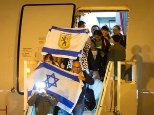 Primeiros brasileiros repatriados de Israel desembarcam em Brasília