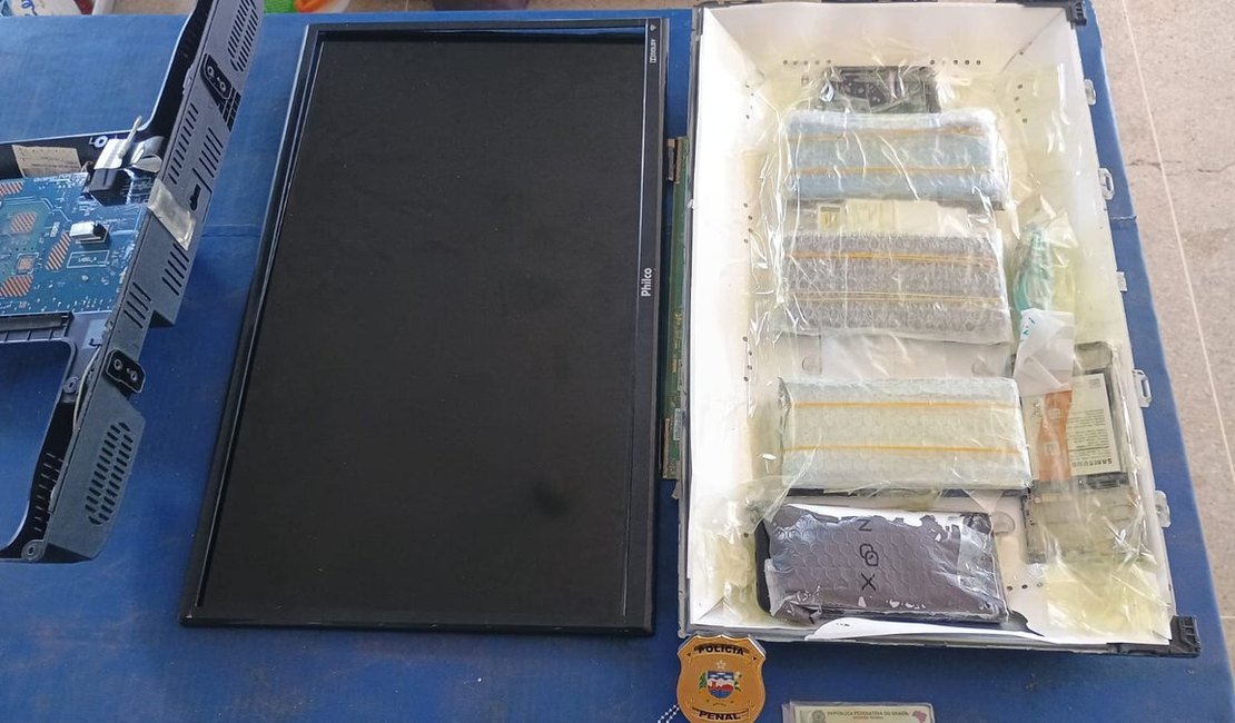 Sargento da PM é flagrado tentando entrar em presídio com celulares e objetos ilícitos escondidos em TVs