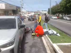 Colisão entre carro e moto deixa homem ferido na Durval de Góes Monteiro, em Maceió