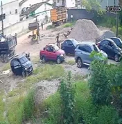Vídeo flagra momento em que suspeitos abandonam carro em rua sem saída durante perseguição da PRF