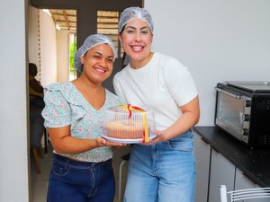 Participante das Oficinas da Gabi transforma aprendizado em fonte de renda e recebe visita da deputada estadual