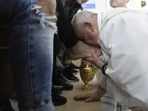 Papa lava pés de menores infratores: “Jesus nos ama como somos”