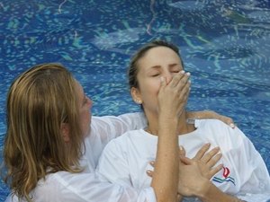 Claudia Leitte divide com fãs fotos de seu batismo em Igreja