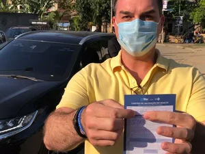 Após se vacinar, Flávio Bolsonaro diz que pai será ‘último brasileiro vacinado’