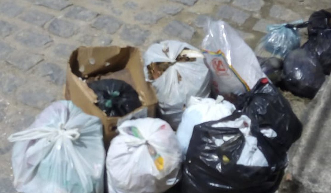 Moradores reclamam de excesso de lixo em ruas interditadas no Pinheiro