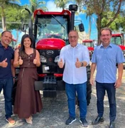 Prefeita Marcela Gomes recebe trator do governo estadual para Novo Lino