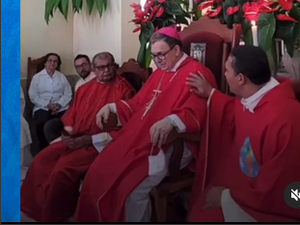 [Vídeo] Bispo Diocesano de Penedo passal mal durante celebração em Taquarana
