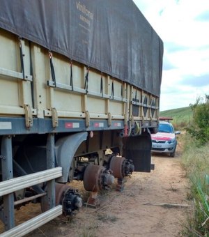 Bandidos roubam pneus de carretas após sequestrar caminhoneiros na BR-101