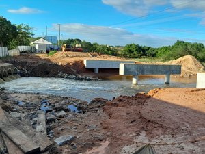 [Vídeo] Motoristas cobram conclusão de ponte em rodovia entre Arapiraca e Feira Grande