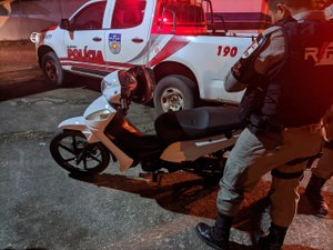 Condutor de cinquentinha abandona veículo após ser alvo de perseguição polícial