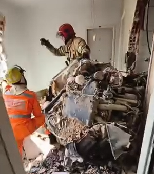Bombeiros seguem vistoriando área atingida por queda de aeronave em Belo Horizonte