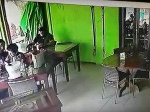 Mulher agredida em bar na Ponta Verde diz temer pela vida após soltura do agressor