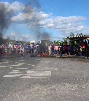 Protesto em Murici gera engarrafamento na BR 104