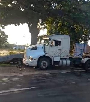 Carreta bate e interdita via no bairro de Jaraguá, em Maceió