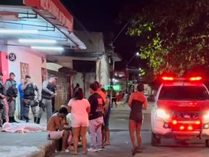 Mulher é assassinada com seis tiros na cabeça em frente a mercadinho no Benedito Bentes