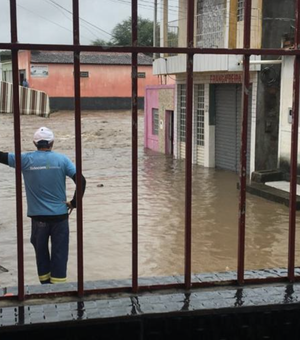 [Vídeo] Afluentes do Rio Ipanema transborda e água invade residências em Santana, Sertão de Alagoas