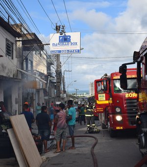 Incêndio em loja de som automotivo deixa trânsito congestionado no Jacintinho 