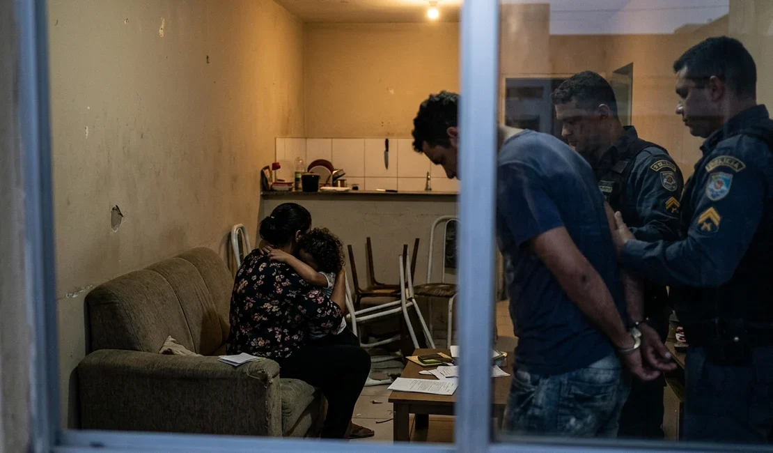 Mãe usa faca contra o companheiro para defender criança arremessada contra a parede em Maceió