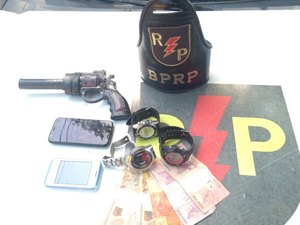 Dupla de assaltantes é presa acusada de roubar celulares e relógios em Maceió