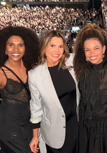 Letícia Colin vibra ao ouvir tema de sua personagem durante show de Rosalía