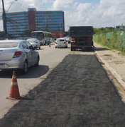 Operação Tapa-Buraco recupera trecho de asfalto próximo ao Shopping Miramar