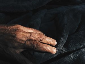 Idoso é morto a facadas por vizinhos 