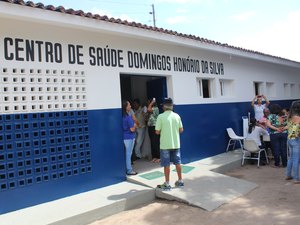 Carro estacionado em unidade de saúde de Arapiraca é arrombado