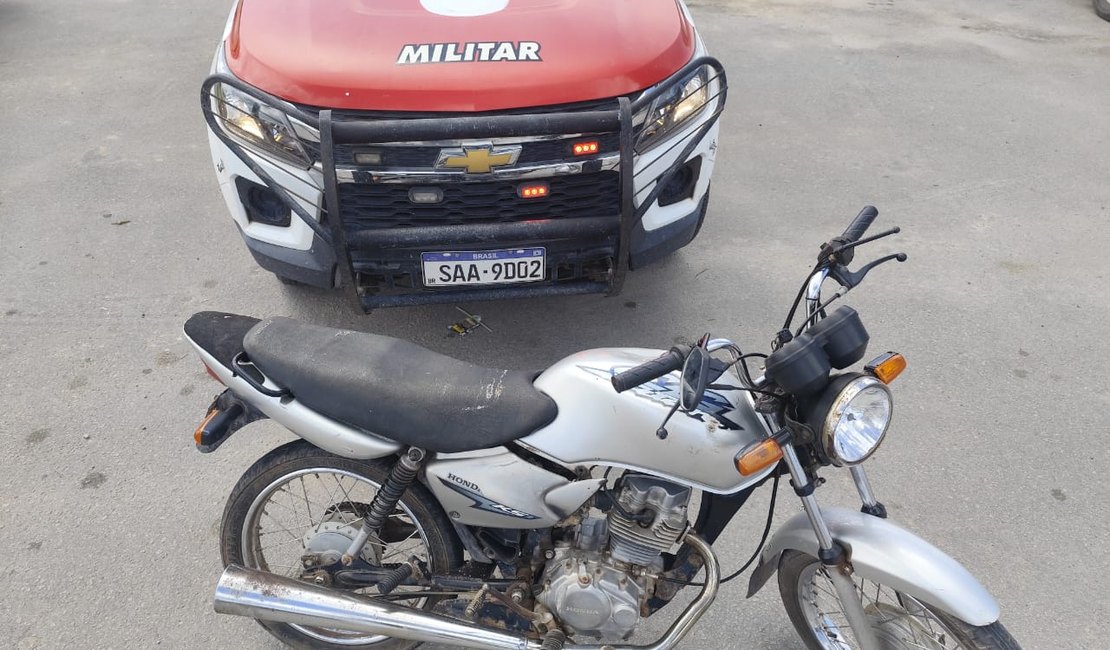 PM prende condutor de moto com veículo sem placa e chassi raspado em Jundiá