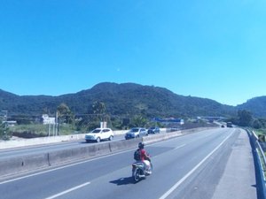Carro cai em cratera de trecho interditado da BR-101, em São Miguel dos Campos