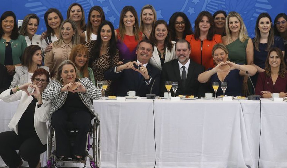 Bolsonaro toma café da manhã com bancada feminina no Congresso
