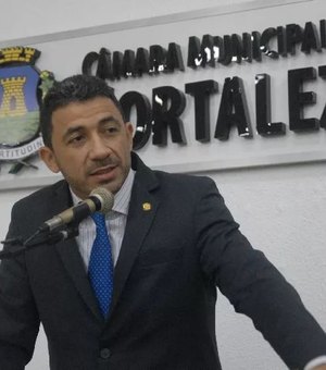 Vereador é detido após ser flagrado urinando em via pública em Fortaleza