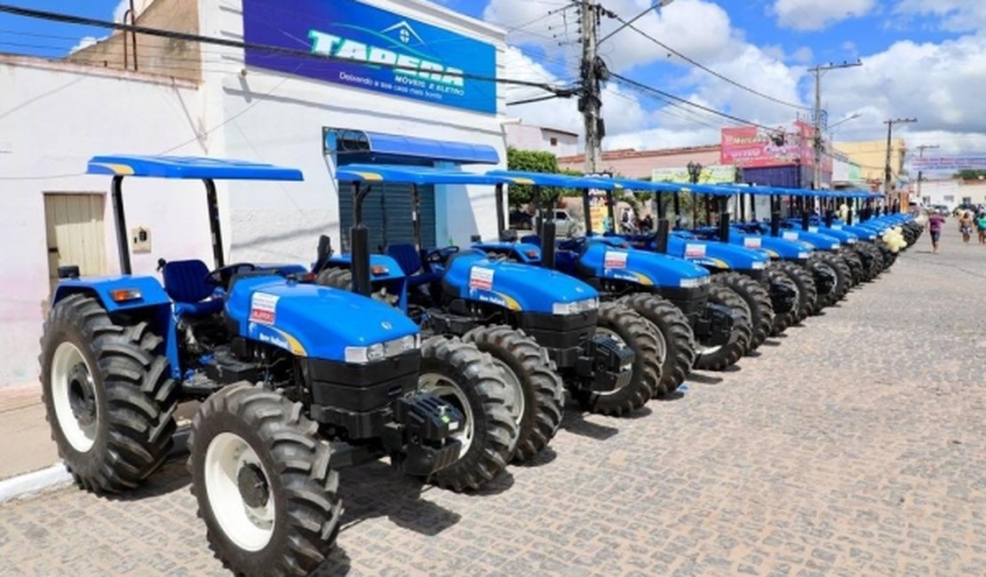 Governo de Alagoas entrega tratores a 14 municípios sertanejos