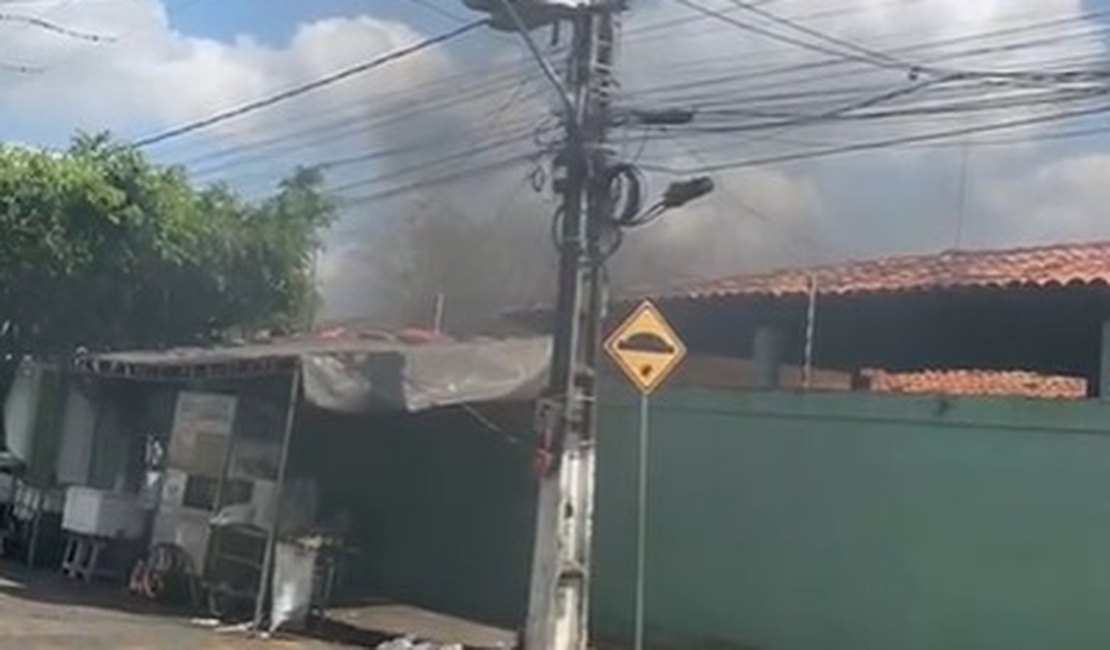 [Vídeo] Princípio de incêndio em escola deixa alunos em pânico no bairro Baixão em Arapiraca