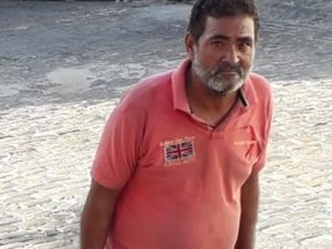 Sem identificação, homem percorre as ruas de Penedo e não sabe informar onde mora