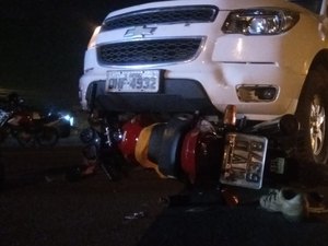 Colisão entre caminhonete e moto deixa ferido na AL-110, em Arapiraca