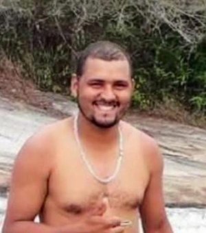 Homem morre após moto parar embaixo de carreta na BR-101 em Novo Lino