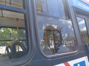 Homem quebra janela de ônibus e estilhaços atinge passageira 