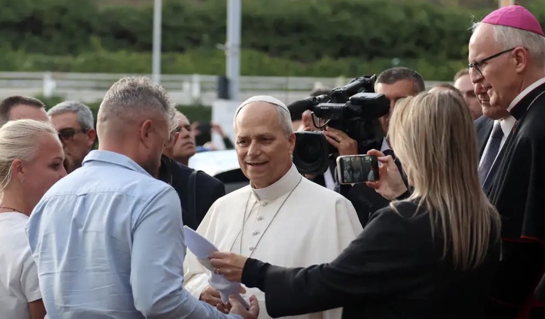 Papa Leão XIV recebe alta após cirurgia para tratar câncer de pulmão e retorna ao Vaticano