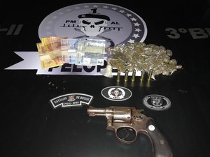 PM detém acusados por disparo em via pública e apreende arma e drogas em Arapiraca