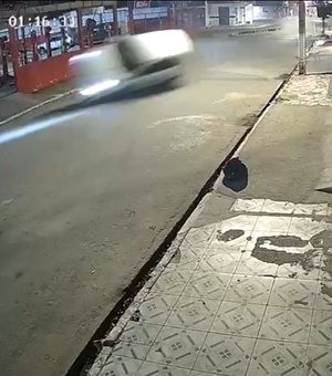 Condutor fica ferido ao capotar carro após fugir da polícia em Arapiraca
