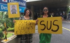 Mulheres protestam em frente ao hospital em que Marisa Letícia está internada