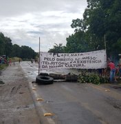 Indígenas voltam a bloquear trecho da BR-101, em Joaquim Gomes