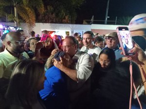 [Vídeo] Eleitores e correligionários festejam vitória de Luciano Barbosa (MDB) em frente à casa do prefeito