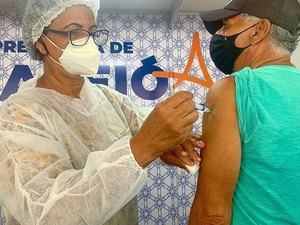 Maceió começa a aplicar 4ª dose para idosos com 70 anos ou mais