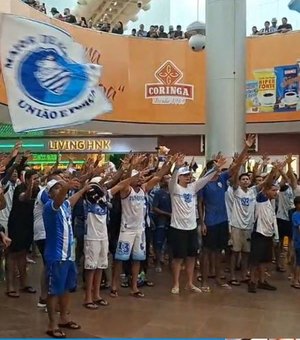 Torcida azulina recepciona delegação do CSA com festa em aeroporto